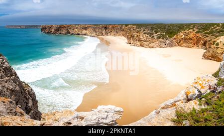 Blick aus der Vogelperspektive auf den verlassenen Strand Praia do Beliche in der Algarve von Portugal mit flachen Wellen und malerischem Panoramablick. Stockfoto