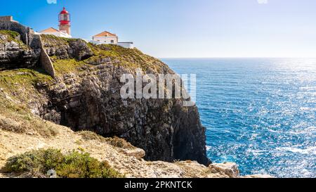 Der Leuchtturm Farol do Cabo de São Vicente steht hoch oben auf der majestätischen Klippe der Landzunge Cabo de São Vicente und bietet atemberaubende Ausblicke. Stockfoto