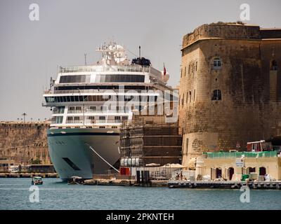 Valletta, Malta - 2021. Mai. Luxuriöses Kreuzfahrtschiff der Viking Star liegt an der Anlegestelle im Hafen von Valletta. Malta. Europa. Stockfoto