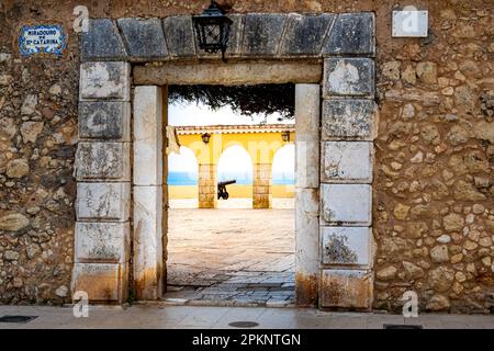 Der rustikale Vordereingang des Aussichtspunkts Miradouro de Santa Catarina in Portimão bietet einen atemberaubenden Blick über den Innenhof mit Torbögen und einer alten Kanone. Stockfoto