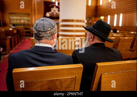 Berlin, Deutschland. 05. April 2023. Gläubige sitzen im Gebetsraum des Chabad Jewish Educational Center. Kredit: Fabian Sommer/dpa/Alamy Live News Stockfoto