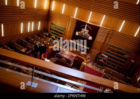 Berlin, Deutschland. 05. April 2023. Die Gläubigen stehen im Gebetsraum des Chabad Jewish Educational Center. Kredit: Fabian Sommer/dpa/Alamy Live News Stockfoto