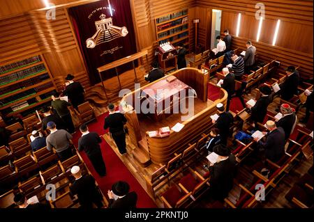 Berlin, Deutschland. 05. April 2023. Die Gläubigen stehen im Gebetsraum des Chabad Jewish Educational Center. Kredit: Fabian Sommer/dpa/Alamy Live News Stockfoto