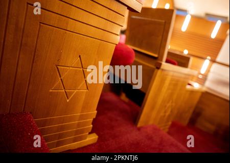 Berlin, Deutschland. 05. April 2023. Ein Davidstern ist auf einer Bank im Gebetsraum des Chabad Jewish Educational Center eingraviert. Kredit: Fabian Sommer/dpa/Alamy Live News Stockfoto