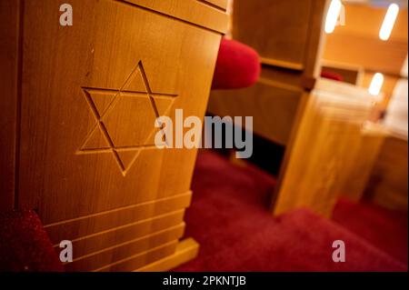 Berlin, Deutschland. 05. April 2023. Ein Davidstern ist auf einer Bank im Gebetsraum des Chabad Jewish Educational Center eingraviert. Kredit: Fabian Sommer/dpa/Alamy Live News Stockfoto