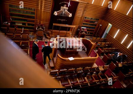 Berlin, Deutschland. 05. April 2023. Die Gläubigen stehen im Gebetsraum des Chabad Jewish Educational Center. Kredit: Fabian Sommer/dpa/Alamy Live News Stockfoto