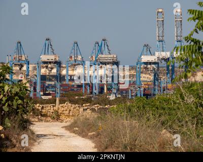 Birzebbuga, Malta - Mai 2021: Hafen mit Kränen, Schiffen und Fracht im Mittelmeerraum, Umschlagzentrum für den Handel, Marsaxlokk, Freepor Stockfoto