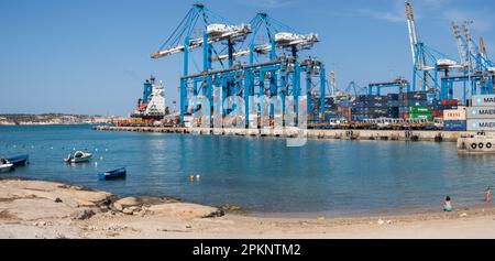 Birzebbuga, Malta - Mai 2021: Hafen mit Kränen, Schiffen und Fracht im Mittelmeerraum, Umschlagzentrum für den Handel, Marsaxlokk, Freepor Stockfoto