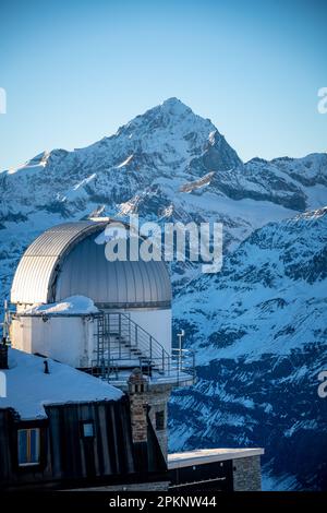 Ein Observatorium auf einem Berg im Winter Stockfoto