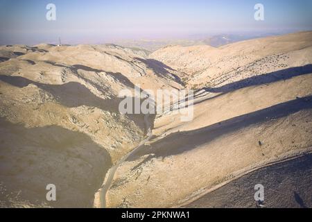 Gewundene Straße in einer Bergschlucht Stockfoto