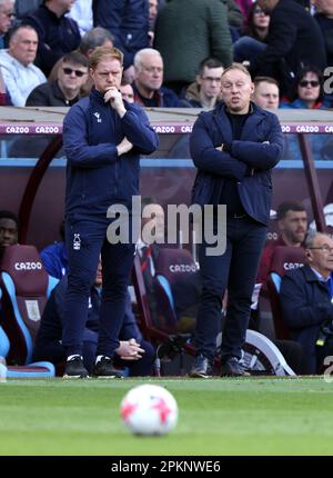 Birmingham, Großbritannien. 08. April 2023. Steve Cooper (Head Coach Nottingham Forest), Right, und sein Assistent Alan Tate beim EPL-Spiel Aston Villa gegen Nottingham Forest am 18. März 2023 in Villa Park, Birmingham, Großbritannien. Kredit: Paul Marriott/Alamy Live News Stockfoto