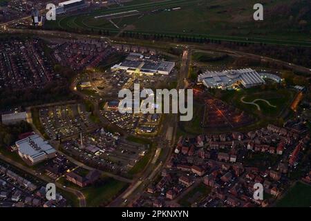 Der Dome und Asda, Stadt Doncaster, South Yorkshire, bei Nacht aus der Luft geschossen, Nordengland, Großbritannien Stockfoto