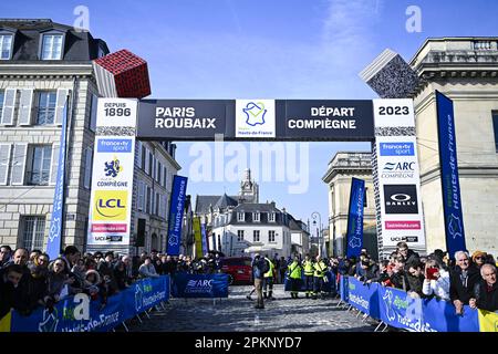 Roubaix, Frankreich. 09. April 2023. Die Abbildung zeigt den Beginn des Herrenrenrenrenrenrenrenrenrenrennen der Radtour „Paris-Roubaix“, 256,6km von Compiegne nach Roubaix, Frankreich, am Sonntag, den 09. April 2023. BELGA FOTO JASPER JACOBS Kredit: Belga News Agency/Alamy Live News Stockfoto