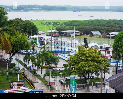 Iquitos, Peru - September 2019: Straße einer kleinen tropischen Stadt am Ufer des Amazonas. Amazonien. Südamerika. Stockfoto