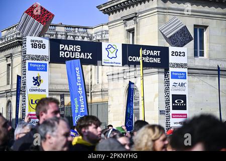 Roubaix, Frankreich. 09. April 2023. Die Abbildung zeigt den Beginn des Herrenrenrenrenrenrenrenrenrenrennen der Radtour „Paris-Roubaix“, 256,6km von Compiegne nach Roubaix, Frankreich, am Sonntag, den 09. April 2023. BELGA FOTO JASPER JACOBS Kredit: Belga News Agency/Alamy Live News Stockfoto