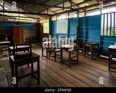 Puerto Miguel, Peru - April 2022: Grundschule in einem kleinen Dorf im Dschungel der Wunder. Tropische Regenwälder. Lateinamerika. Stockfoto