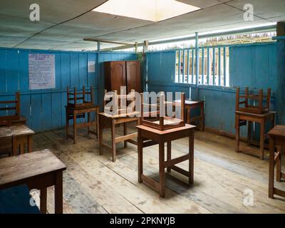 Puerto Miguel, Peru - April 2022: Grundschule in einem kleinen Dorf im Dschungel der Wunder. Tropische Regenwälder. Lateinamerika. Stockfoto