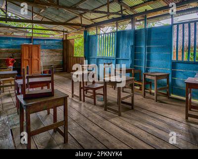 Puerto Miguel, Peru - April 2022: Grundschule in einem kleinen Dorf im Dschungel der Wunder. Tropische Regenwälder. Lateinamerika. Stockfoto