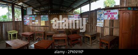 Puerto Miguel, Peru - April 2022: Grundschule in einem kleinen Dorf im Dschungel der Wunder. Tropische Regenwälder. Lateinamerika. Stockfoto