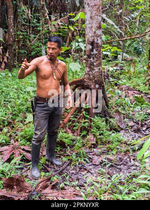 Leticia, Kolumbien - Dez. 2021: Indianer vom Huito-Stamm. Ein Amazonier. Amazonien. Lateinamerika. Stockfoto