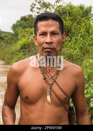 Leticia, Kolumbien - Dez. 2021: Cacique der älteste indianer aus der Familie des Huito-Stammes. Ein Amazonier. Amazonien. Lateinamerika. Stockfoto