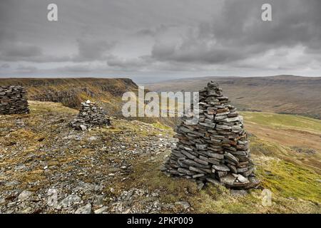 Cairns auf High White Scar mit Blick entlang der Narben in Richtung NAB, Wild Ear Fell, Cumbria, Großbritannien Stockfoto