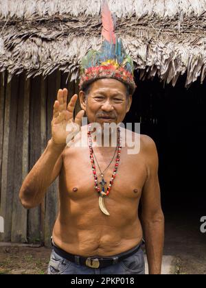 Leticia, Kolumbien - Dez. 2021: Cacique der älteste indianer aus der Familie des Huito-Stammes. Ein Amazonier. Amazonien. Lateinamerika. Stockfoto