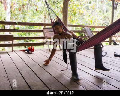 Leticia, Kolumbien - Dez. 2021: Indianer vom Huito-Stamm. Ein Amazonier. Amazonien. Lateinamerika. Stockfoto