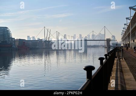 Royal Victoria Dock, Docklands Hochhäuser im Hintergrund, East End von London, Großbritannien Stockfoto