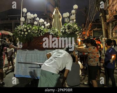 Malabon, Philippinen. 09. April 2023. Anhänger, die die Kutsche der Heiligen Jungfrau Maria in Barangay Tañong ziehen. Salubong ist eine Nachstellung der beiden Nachbildungen von Christus und Maria am Ostersonntag vor der Dämmerung. Danach folgt eine große Prozession. Kredit: SOPA Images Limited/Alamy Live News Stockfoto