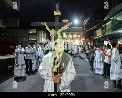 Malabon, Philippinen. 09. April 2023. Ein Ritter des Altars hält ein großes Kreuz in Barangay Tañong. Salubong ist eine Nachstellung der beiden Nachbildungen von Christus und Maria am Ostersonntag vor der Dämmerung. Danach folgt eine große Prozession. Kredit: SOPA Images Limited/Alamy Live News Stockfoto