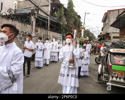 Malabon, Philippinen. 09. April 2023. Ritter des Altars, die während der Prozession in Barangay Tañong Kerzen halten. Salubong ist eine Nachstellung der beiden Nachbildungen von Christus und Maria am Ostersonntag vor der Dämmerung. Danach folgt eine große Prozession. Kredit: SOPA Images Limited/Alamy Live News Stockfoto