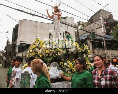 Malabon, Philippinen. 09. April 2023. Anhänger, die während der Prozession in Barangay Tañong die Kutsche des Christus auferstehen. Salubong ist eine Nachstellung der beiden Nachbildungen von Christus und Maria am Ostersonntag vor der Dämmerung. Danach folgt eine große Prozession. Kredit: SOPA Images Limited/Alamy Live News Stockfoto