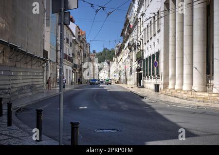 Coimbra, Portugal - 15. August 2022: Straßenblick mit Verkehr, Fußgängerzonen und Architektur Stockfoto