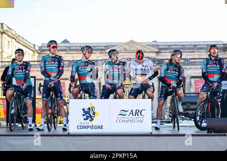 Roubaix, Frankreich. 09. April 2023. Bora-Hansgrohe-Fahrer zu Beginn des Männerelitenrennens der Radtour „Paris-Roubaix“, 256,6km von Compiegne nach Roubaix, Frankreich, am Sonntag, den 09. April 2023. BELGA PHOTO DIRK WAEM Credit: Belga News Agency/Alamy Live News Stockfoto