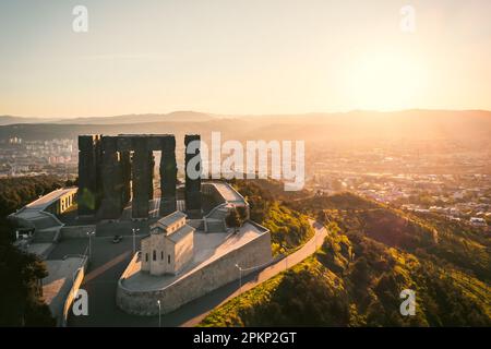 Monument aus der Vogelperspektive, bekannt als Chronicle of Georgia oder Stonehenge of Georgia, in Tiflis, Georgia Stockfoto