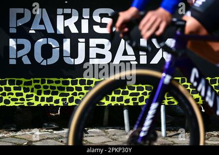 Roubaix, Frankreich. 09. April 2023. Die Abbildung zeigt den Beginn des Herrenrenrenrenrenrenrenrenrenrennen der Radtour „Paris-Roubaix“, 256,6km von Compiegne nach Roubaix, Frankreich, am Sonntag, den 09. April 2023. BELGA PHOTO DIRK WAEM Credit: Belga News Agency/Alamy Live News Stockfoto