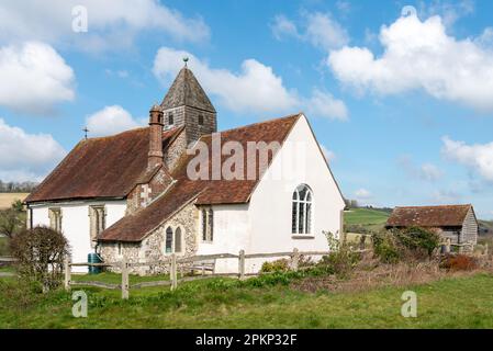 St. Hubert's Church in Idsworth, Hampshire, England. Eine anglikanische Kirche aus dem 11. Jahrhundert, die allein auf dem Land steht. April 8. 2023. Stockfoto