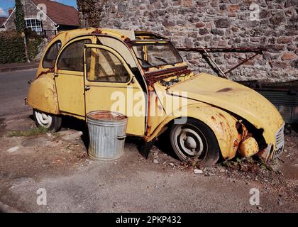 Rostige alte Citroën 2CV, die auf die Restaurierung oder eine Reise zum Schrottplatz warten Stockfoto