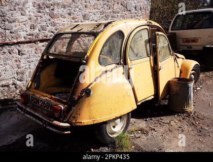 Rostige alte Citroën 2CV, die auf die Restaurierung oder eine Reise zum Schrottplatz warten Stockfoto