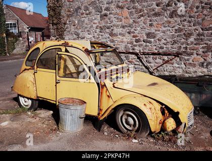 Rostige alte Citroën 2CV, die auf die Restaurierung oder eine Reise zum Schrottplatz warten Stockfoto