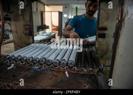 Meerut, Indien. 08. April 2023. In der Stanford Cricket Equipment Factory, Mawana Road, macht ein Arbeiter einen Schlägergriff aus Gummi. Meerut ist eines der bekanntesten Zentren des Landes für die Herstellung von Sportartikeln. (Foto: Pradeep Gaur/SOPA Images/Sipa USA) Guthaben: SIPA USA/Alamy Live News Stockfoto