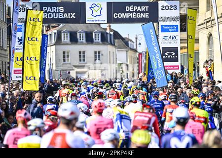 Roubaix, Frankreich. 09. April 2023. Die Abbildung zeigt den Beginn des Herrenrenrenrenrenrenrenrenrenrennen der Radtour „Paris-Roubaix“, 256,6km von Compiegne nach Roubaix, Frankreich, am Sonntag, den 09. April 2023. BELGA FOTO JASPER JACOBS Kredit: Belga News Agency/Alamy Live News Stockfoto