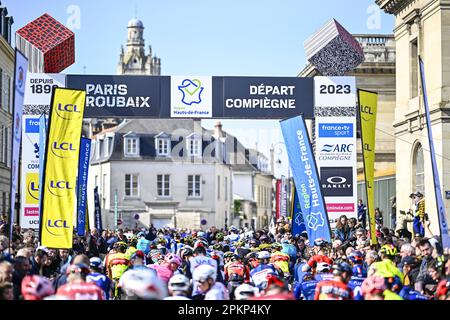 Roubaix, Frankreich. 09. April 2023. Die Abbildung zeigt den Beginn des Herrenrenrenrenrenrenrenrenrenrennen der Radtour „Paris-Roubaix“, 256,6km von Compiegne nach Roubaix, Frankreich, am Sonntag, den 09. April 2023. BELGA FOTO JASPER JACOBS Kredit: Belga News Agency/Alamy Live News Stockfoto