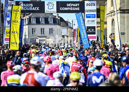 Roubaix, Frankreich. 09. April 2023. Die Abbildung zeigt den Beginn des Herrenrenrenrenrenrenrenrenrenrennen der Radtour „Paris-Roubaix“, 256,6km von Compiegne nach Roubaix, Frankreich, am Sonntag, den 09. April 2023. BELGA FOTO JASPER JACOBS Kredit: Belga News Agency/Alamy Live News Stockfoto