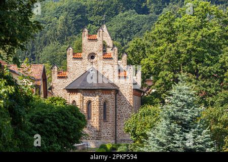 Stecklenberg im Harzgebirgsviertel der Stadt Thale mit Kirche Stockfoto