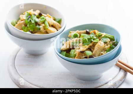 Reis mit Hühnerfleisch, Gemüse und Pilzen. Stockfoto