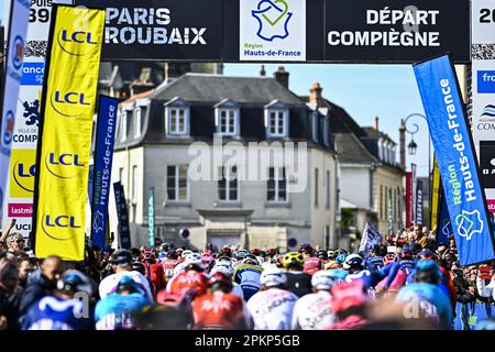 Roubaix, Frankreich. 09. April 2023. Die Abbildung zeigt den Beginn des Herrenrenrenrenrenrenrenrenrenrennen der Radtour „Paris-Roubaix“, 256,6km von Compiegne nach Roubaix, Frankreich, am Sonntag, den 09. April 2023. BELGA FOTO JASPER JACOBS Kredit: Belga News Agency/Alamy Live News Stockfoto