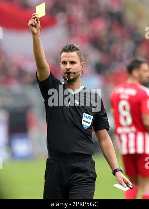 Dortmund, Deutschland. 08. April 2023. firo : 08.04.2023, Fußball, 1. Liga, 1. Bundesliga, Staffel 2022/2023, BVB, Borussia Dortmund - Union Berlin 2:1 Schiedsrichter Daniel SCHLAGER zeigt die gelbe Karte. Guthaben: dpa/Alamy Live News Stockfoto