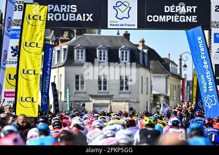 Roubaix, Frankreich. 09. April 2023. Die Abbildung zeigt den Beginn des Herrenrenrenrenrenrenrenrenrenrennen der Radtour „Paris-Roubaix“, 256,6km von Compiegne nach Roubaix, Frankreich, am Sonntag, den 09. April 2023. BELGA FOTO JASPER JACOBS Kredit: Belga News Agency/Alamy Live News Stockfoto